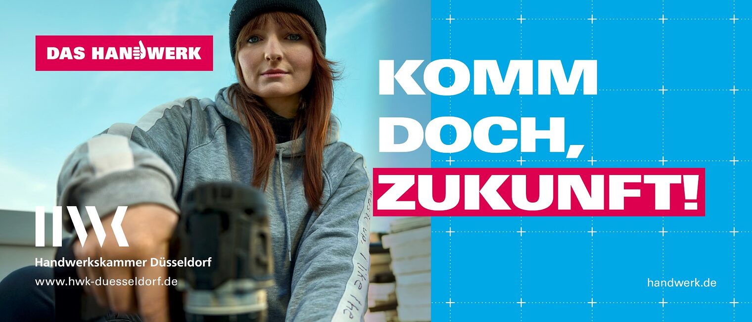 Eine junge Dachdeckerin bei der Arbeit auf dem Dach schaut in die Kamera. Text: Komm doch, Zukunft!