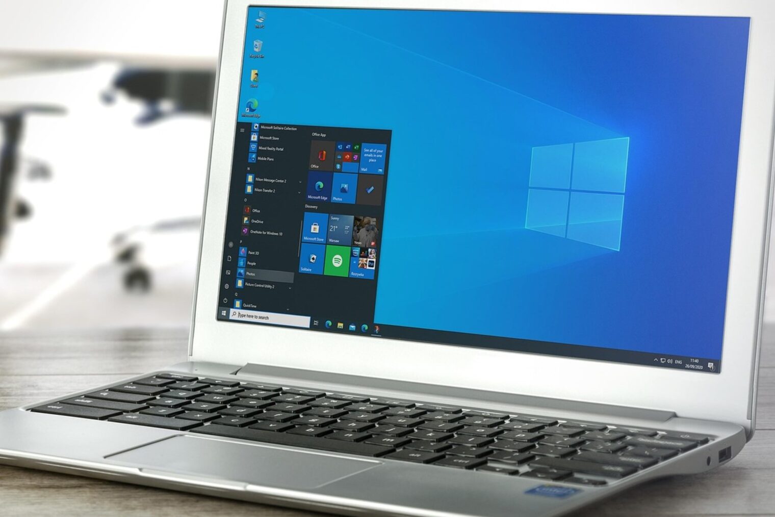 Laptop auf einem Schreibtisch mit geöffneter Microsoft Windows 10 Oberfläche