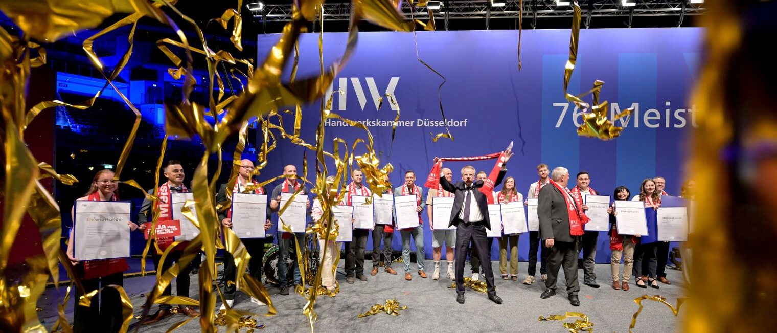 Die 17 Jahresbesten mit Präsident Ehlert und Minister Laumann auf der Bühne im Konfettiregen.