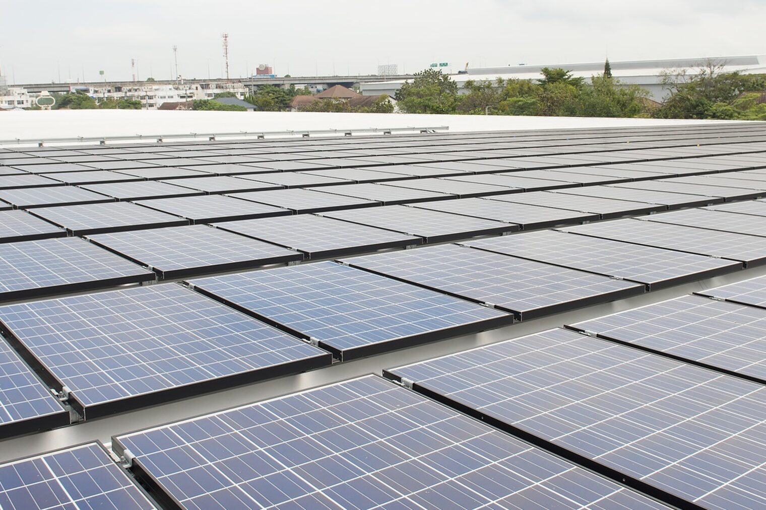 Solardach auf Gewerbegebäude Blick über ein Solardach eines Gewerbegebäudes