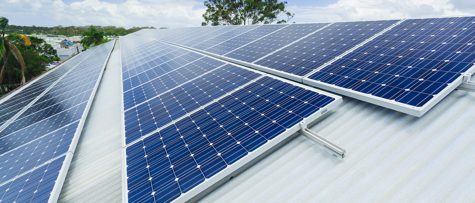 Solardach auf einer Gewerbehalle