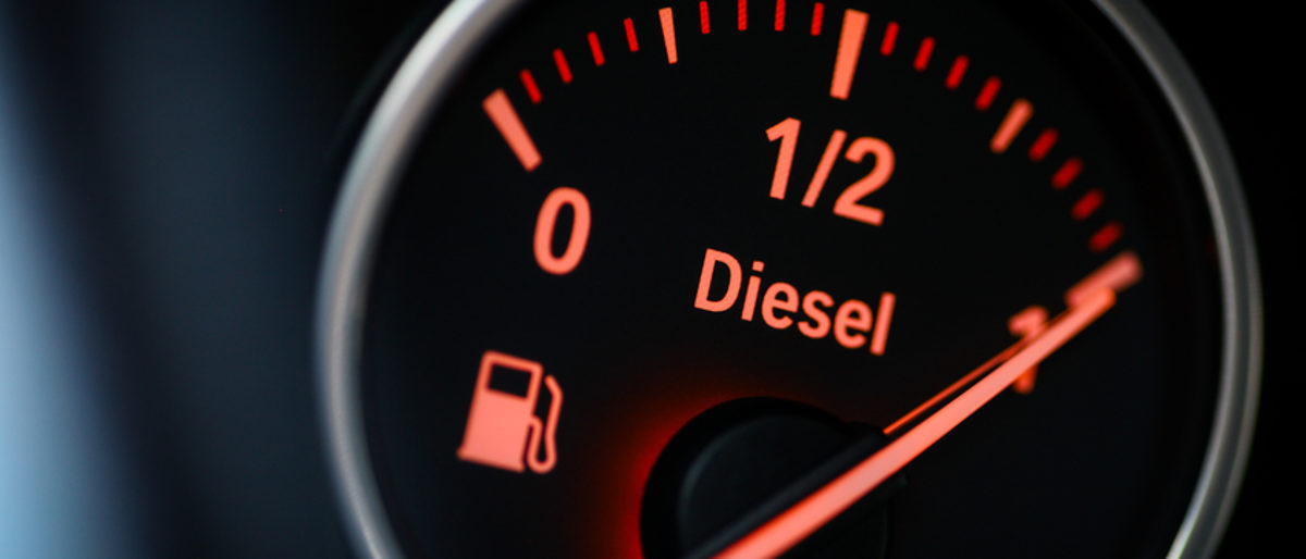 Close-up shot of a fuel gauge in a car. Schlagwort(e): Gasoline, Illustration, Fuel Pump, Gallon, Level, Storage Tank, Gauge, Refueling, Dashboard, Driving, Measuring, Filling, Full, Transportation, Fossil Fuel, Sign, Symbol, Instrument of Measurement, Equipment, Car, Land Vehicle, Engine, Gas, Diesel