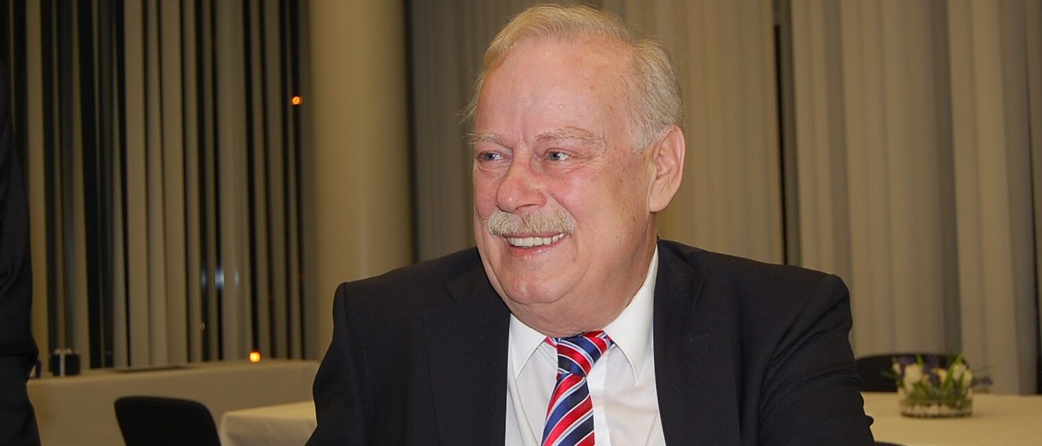 Am Donnerstag verstarb nach schwerer Krankheit der langjährige Vorstand der Handwerksbau Niederrhein AG, Gerd Haufs. Haufs, der 75 Jahre alt wurde, war 43 Jahre lang für die aus dem Handwerk entstandene Unternehmung tätig, 40 Jahre davon als Vorstand.
