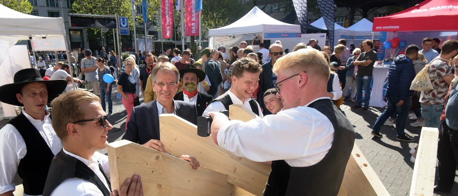 Kammerpräsident Andreas Ehlert mit Zimmerern am Tag des Handwerks 2019 in der Düsseldorfer City