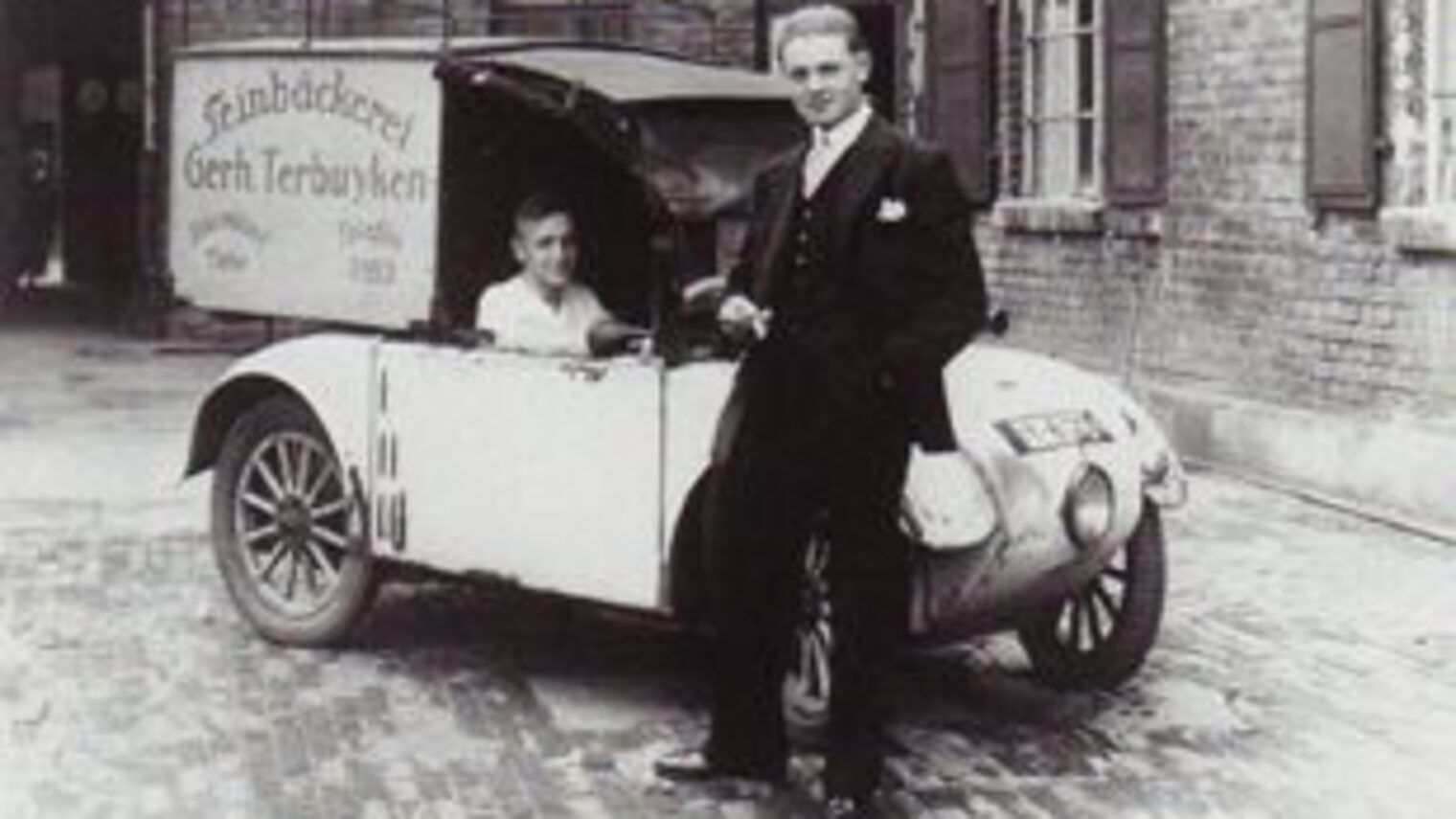 Bäckermeister Franz Terbuyken mit seinem ersten Lieferwagen, Erkrath, 1941