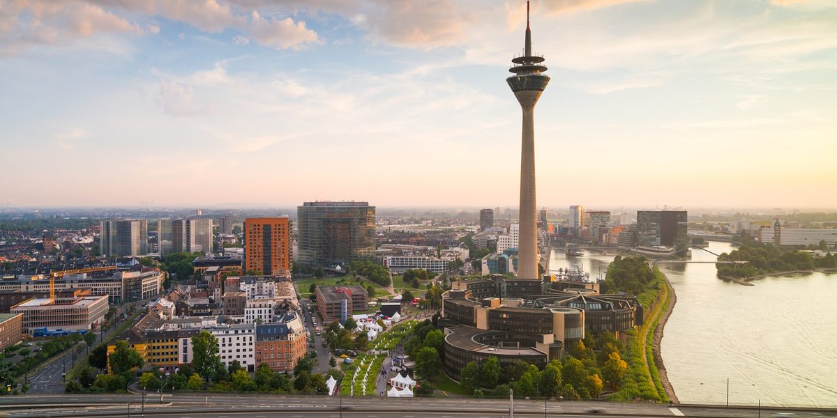 Düsseldorf mit Rheinturm und Rheinbrücke Skyline von Düsseldorf mit Rheinturm und Rheinbrücke