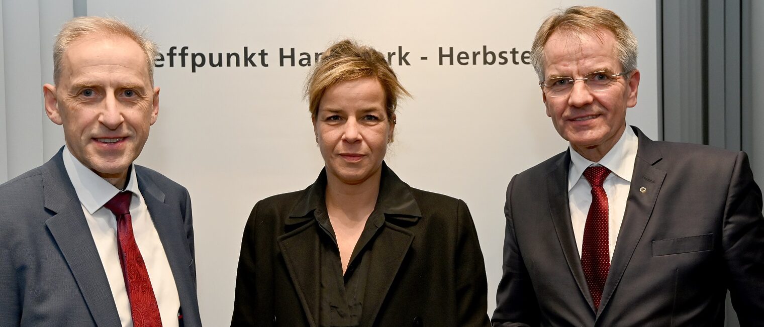 (v.l.) Hauptgeschäftsführer Dr. Axel Fuhrmann, Landeswirtschaftsministerin Mona Neubaur und Kammerpräsident Andreas Ehlert