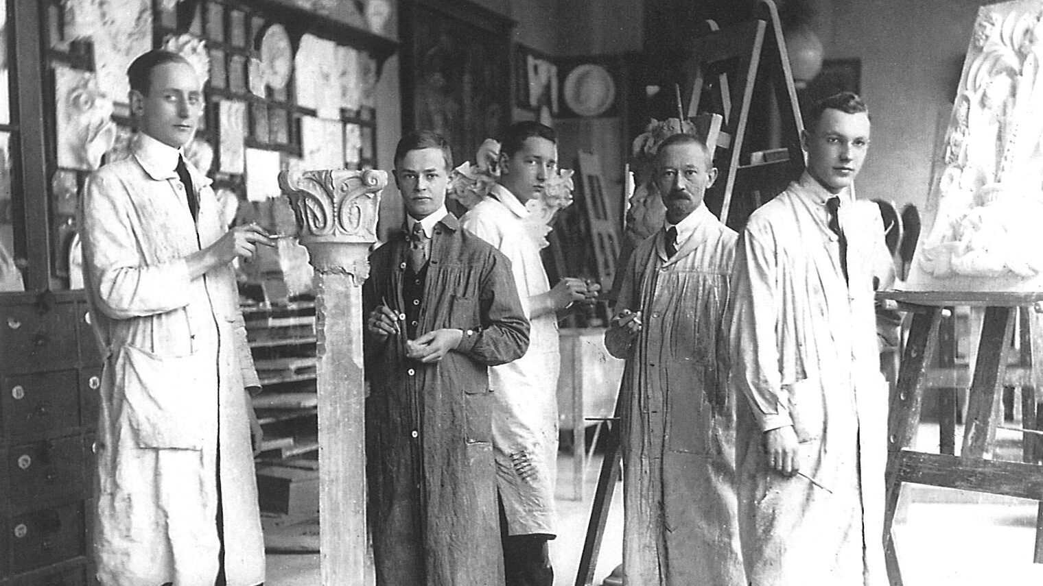 Foto von 1919: Steinbildhauermeister Wilhelm Mickerts mit Kollegen auf der Werkkunstschule Krefeld