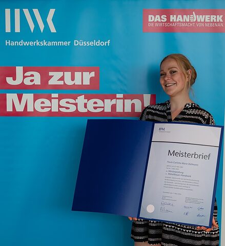 Metallbaumeisterin Paula Düllmann mit ihrem Meisterbrief auf der Meisterfeier der Handwerkskammer